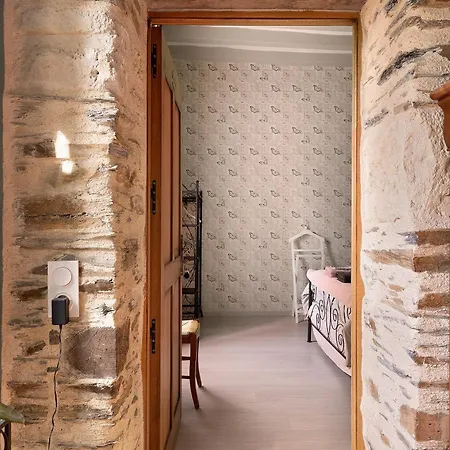 Le Relais Des Hirondelles Oda ve Kahvaltı Nyoiseau